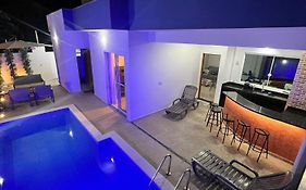 Casa com piscina, 700M da praia